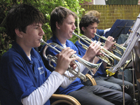 862426 Afbeelding van drie jonge trompettisten van het muziekkorps De Bazuin, tijdens een optreden op de open dag van ...
